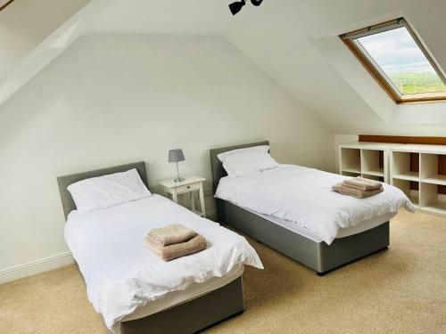 Ένα ή περισσότερα κρεβάτια σε δωμάτιο στο Kerry home, in the country-side.