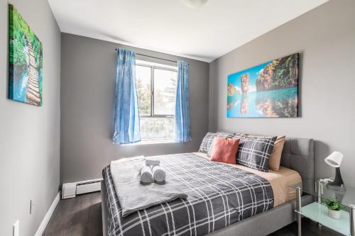 a bedroom with a bed and a window at 2BR Apt - Near Downtown Hamilton - Sleeps 6 in Hamilton
