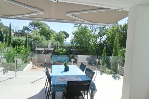 a patio with a table and chairs and a view at Villa Perle De La Mer in Saint-Aygulf