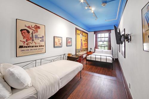 ein Schlafzimmer mit einem Bett und einem TV in einem Zimmer in der Unterkunft Chelsea Pines Inn in New York