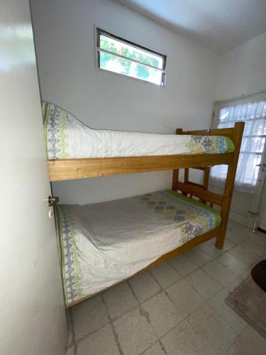 サン・ラファエルにあるCabañas El Rosal departamentoの窓のある部屋に二段ベッドが2つある