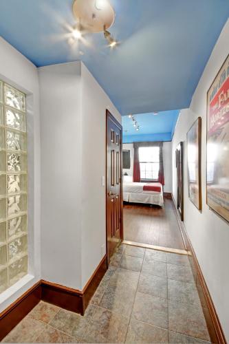 a hallway with a room with a bed and a ceiling at Chelsea Pines Inn in New York