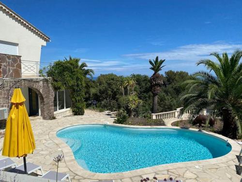 une piscine au milieu d'une cour dans l'établissement VILLA 4 Étoiles , Lou Mistralou , Mer à 400 metres, été du Dimanche au Dimanche, à Saint-Peïre-sur-Mer