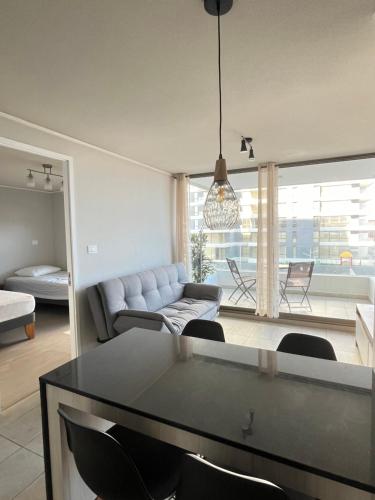 een woonkamer met een bank en een tafel bij Edif Roble in Antofagasta