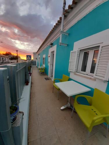 - une terrasse avec une table et des chaises dans un bâtiment dans l'établissement Mexico, à Albufeira