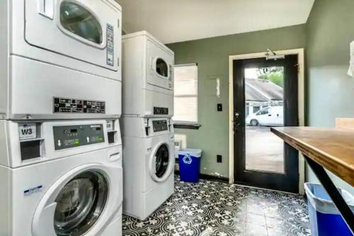 Køkken eller tekøkken på CuteCozy Tiny Loft near NCSU Dwntwn Raleigh