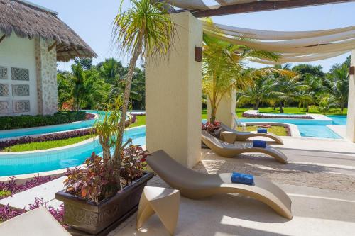 a resort with a swimming pool and a resort at Grand Palladium Colonial Resort & Spa - All Inclusive in Akumal