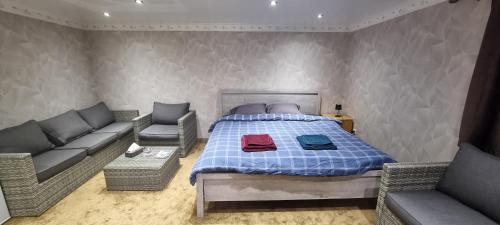 sypialnia z łóżkiem i 2 kanapami w obiekcie Studio Alex w Gandawie