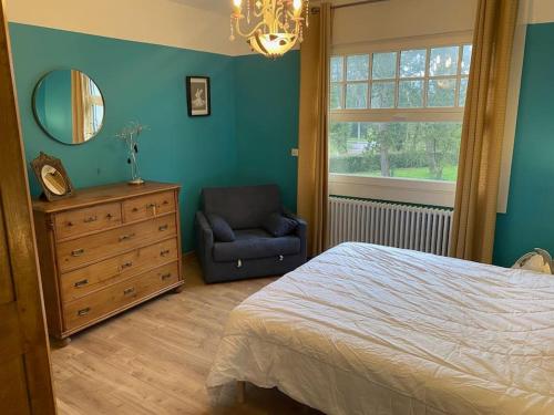 une chambre avec un lit, une chaise et un miroir dans l'établissement VILLA TOUQUETTOISE HELAND , 4 Étoiles , piscine chauffée, à Le Touquet-Paris-Plage