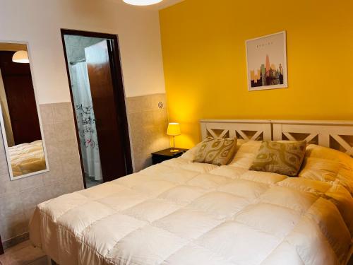 Ein Bett oder Betten in einem Zimmer der Unterkunft Depto. Magali en Zona Centro Para 4 Terraza Parrilla