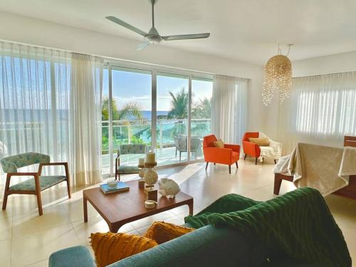 Posezení v ubytování Serenity by the Sea Oceanfront Apartment