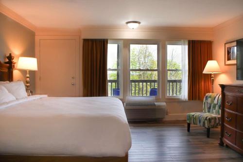 a hotel room with a bed and a window at Wonder View Inn in Bar Harbor