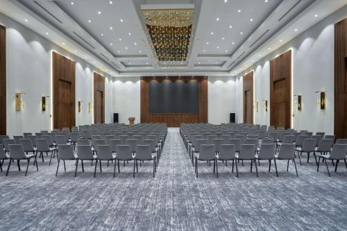 una grande stanza con sedie e schermo di Radisson Hotel Baku a Baku