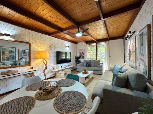 ein Wohnzimmer mit Sofa und Tisch in der Unterkunft Casa Cinco Kalbarri - Kalbarri, WA in Kalbarri