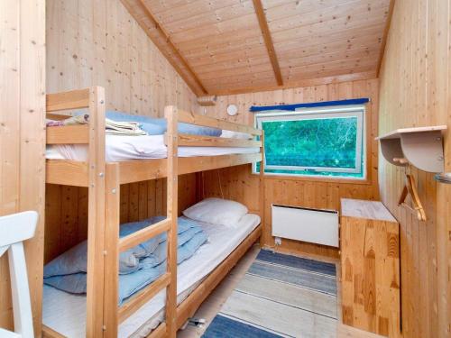 1 dormitorio con literas en una casa pequeña en 6 person holiday home in Jægerspris-By Traum, en Jægerspris