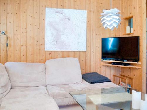 Una televisión o centro de entretenimiento en 6 person holiday home in Jægerspris-By Traum