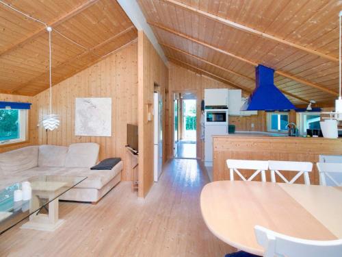 una sala de estar y cocina en una casa en 6 person holiday home in Jægerspris-By Traum, en Jægerspris