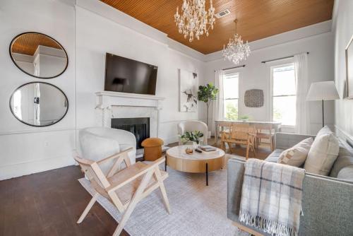 ein Wohnzimmer mit Sofa und Kamin in der Unterkunft Cloud 9 Pool Hot tub Fire pit Sleeps 18 in Fredericksburg