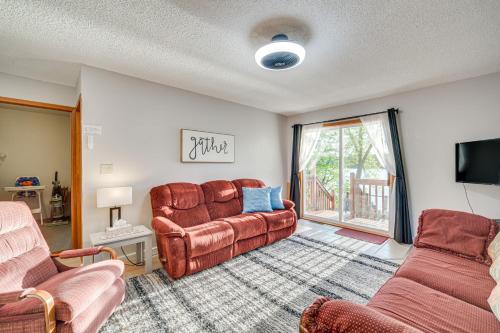 Χώρος καθιστικού στο Lakefront Family Retreat with Private Dock!