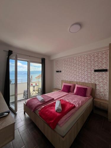 Schlafzimmer mit einem großen Bett und Meerblick in der Unterkunft Vila Vista Magica Radozda in Struga