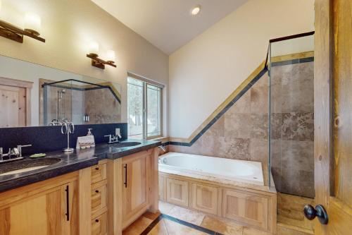 een badkamer met een bad, een wastafel en een douche bij Charles Charmer in South Lake Tahoe