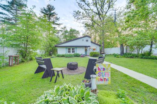 Κήπος έξω από το Lakefront Family Retreat with Private Dock!