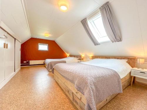 een slaapkamer met 2 bedden op een zolder bij Alpacafarm Vorstenbosch in Vorstenbosch
