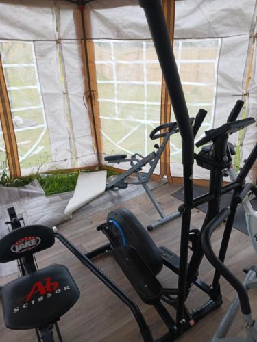 een sportschool met twee hometrainers in een tent bij Cozy private rooms in Jonesboro