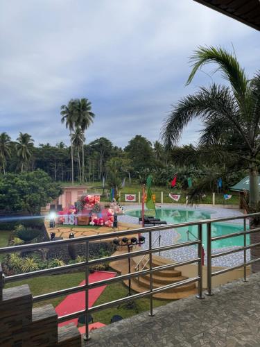 - une vue sur la piscine d'un parc aquatique dans l'établissement Bregman Residence, 