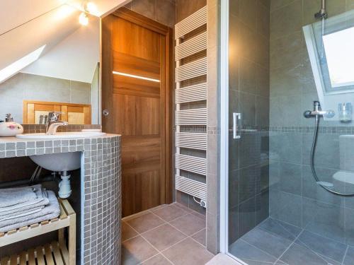 Ένα μπάνιο στο Gîte authentique avec piscine chauffée et jardin paysager près de Nantes - FR-1-306-962