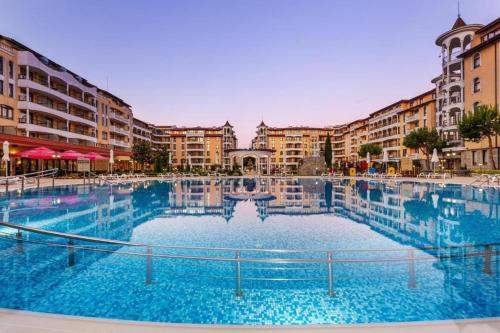Piscina de la sau aproape de Apartment Lilou - 3 pools, SPA, gym, playgrounds