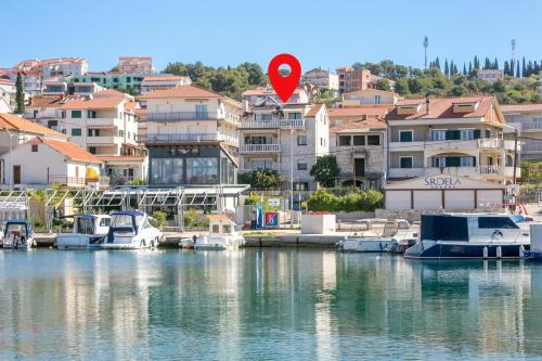 Seaside apartments with a swimming pool Okrug Gornji, Ciovo - 11374