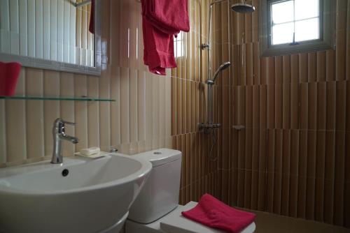 uma casa de banho com um lavatório, um WC e um chuveiro em Oasis, Seaside em Dakar