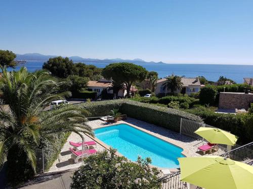 - une piscine avec chaises longues et parasols et l'océan dans l'établissement VILLA 4 Étoiles , L'ESCALE ,MERà200m, Les ISSAMBRES ,été du Samedi au Samedi, à Saint-Peïre-sur-Mer