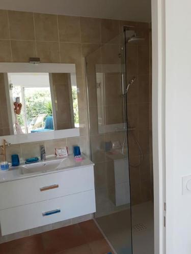 une salle de bain avec une douche, un lavabo et un miroir dans l'établissement VILLA 4 Étoiles , L'ESCALE ,MERà200m, Les ISSAMBRES ,été du Samedi au Samedi, à Saint-Peïre-sur-Mer