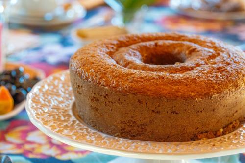a bundt cake on a plate on a table at Pousada Chalés Jardim das Bromélias - Visconde de Mauá in Visconde De Maua