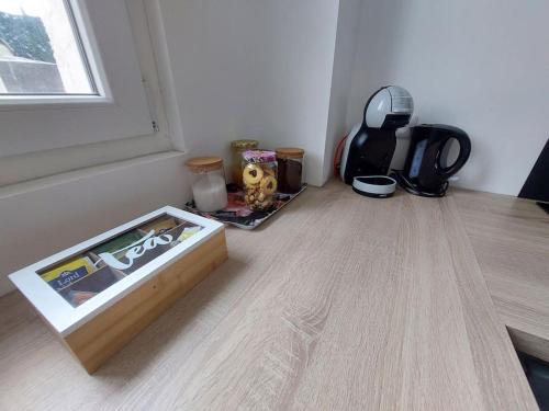 a box sitting on the floor in a room at Maison calme proche de la cité des loisirs in Amnéville