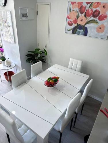 Ruang duduk di Immaculate 3 bd 2 bth apartment Free Carpark & pool