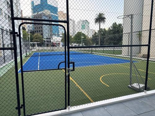 Tenis dan/atau kemudahan skuasy di Immaculate 3 bd 2 bth apartment Free Carpark & pool atau berdekatan