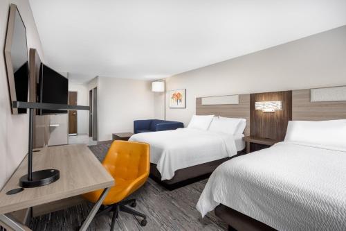 Μια τηλεόραση ή/και κέντρο ψυχαγωγίας στο Holiday Inn Express Kearney by IHG