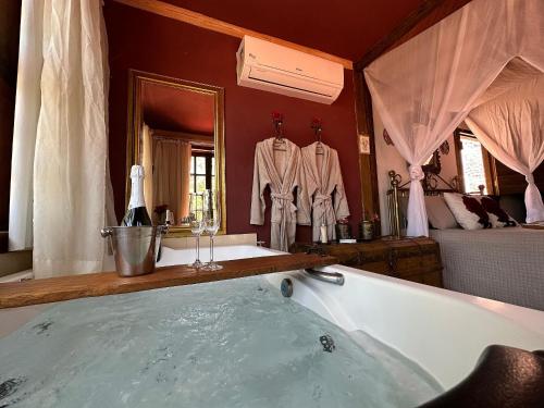 uma banheira num quarto com uma cama em Divina Cabana - Lago Corumbá IV - Alexânia em Alexânia