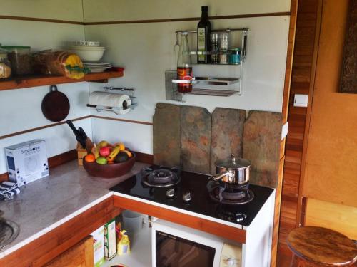 Una cocina o cocineta en The Treepod of the Treehouse, Kinabalu farm
