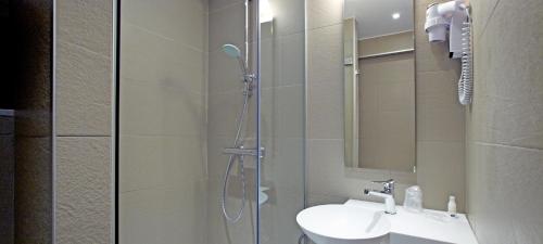 Kúpeľňa v ubytovaní Kyriad Valence Nord Bourg-Les-Valence