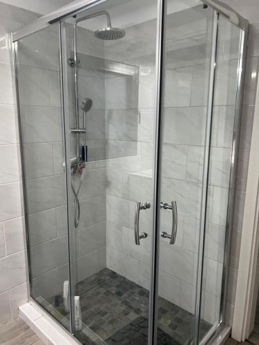 una ducha con puerta de cristal en un baño en Santa Maria , Azores, en Vila do Porto