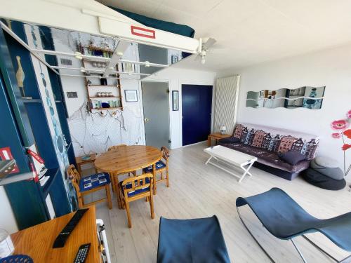 un salon avec une table et un canapé dans l'établissement Studio agréable avec balcon et vue mer aux Sables-d'Olonne - FR-1-92-623, à Les Sables-dʼOlonne