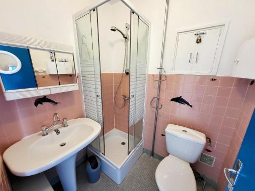 une salle de bain avec un lavabo, des toilettes et une douche dans l'établissement Studio agréable avec balcon et vue mer aux Sables-d'Olonne - FR-1-92-623, à Les Sables-dʼOlonne