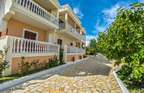 Gallery image of Loukas Apartments On The Waves in Tragaki