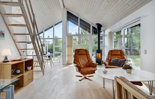 Ruang duduk di Beautiful Home In Grenaa With Kitchen