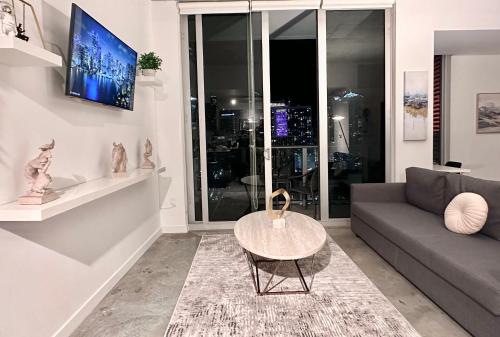uma sala de estar com um sofá e uma mesa em Luxury Loft Miami Downtown Brickell em Miami