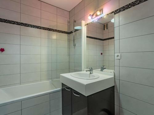 une salle de bain blanche avec un lavabo et une baignoire dans l'établissement Appartement Moderne avec Terrasse – 700m des Commerces, St-Jean-de-Luz - FR-1-4-564, à Saint-Jean-de-Luz